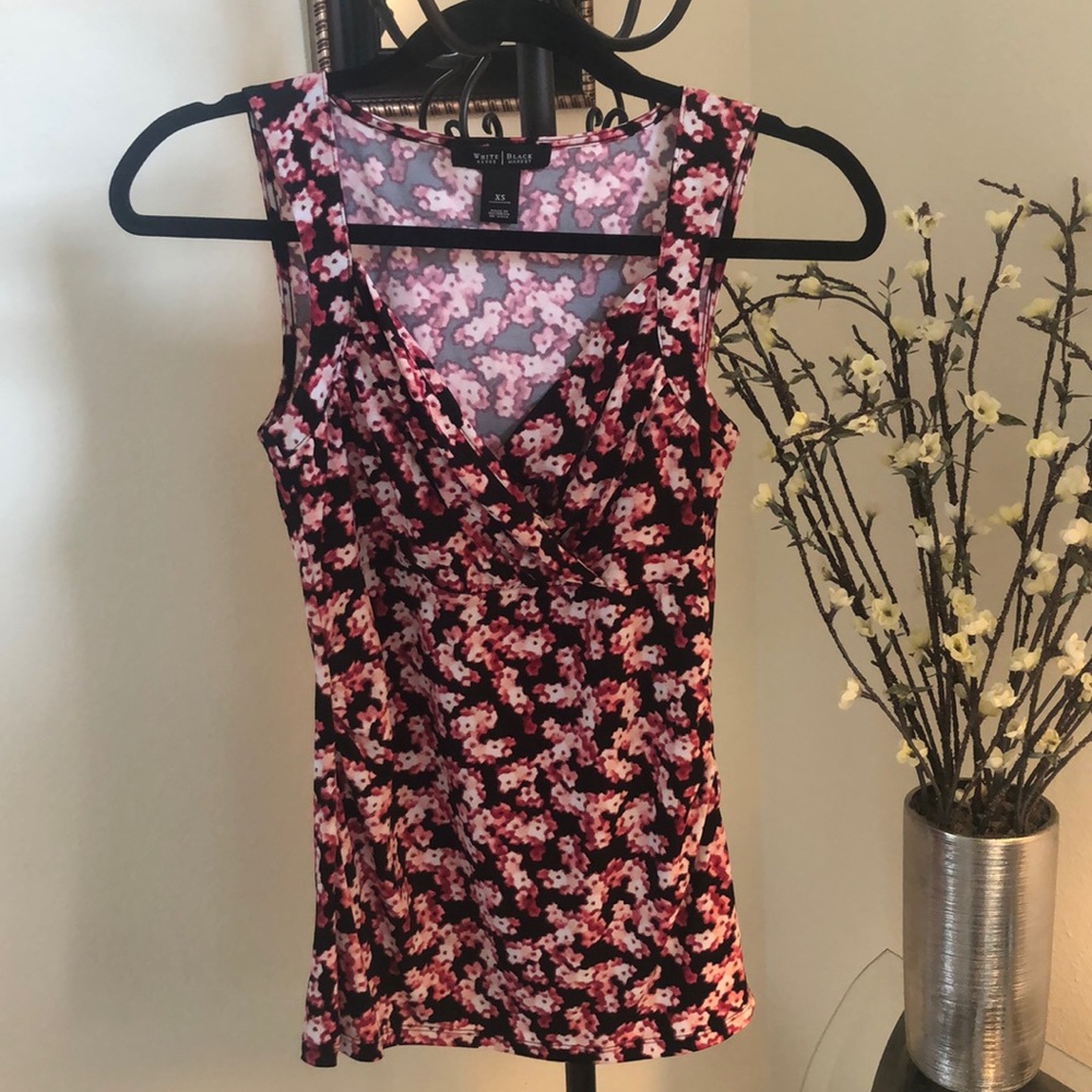 White House | Black Market - Floral Top 🌸🖤